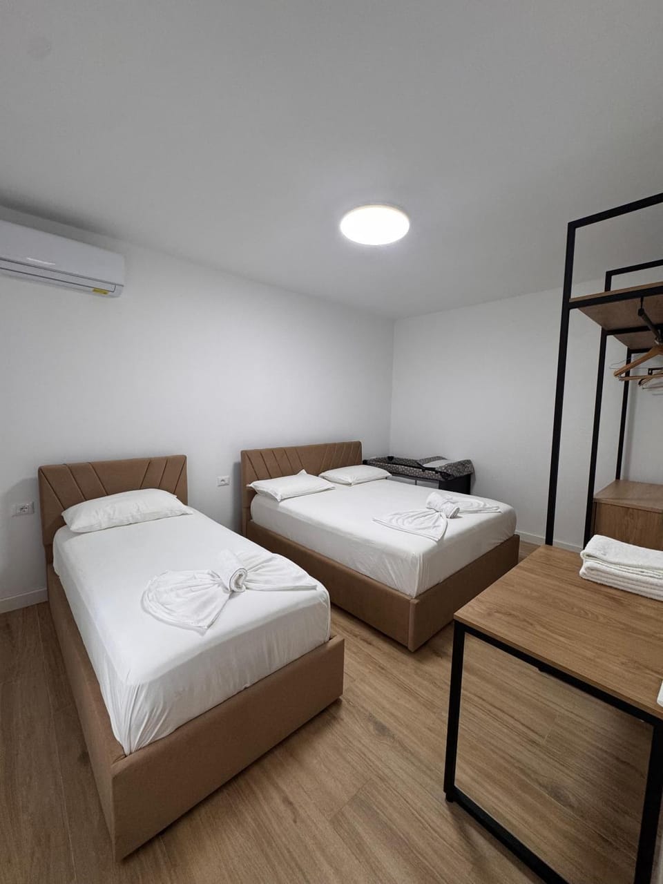 Bed, towels