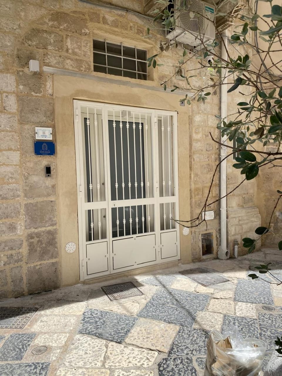 Facade/entrance