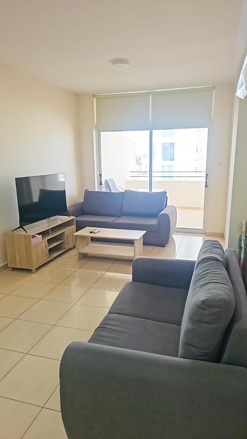 Property building, Communal lounge/ TV room, TV and multimedia, Living room, Seating area, Evening entertainment