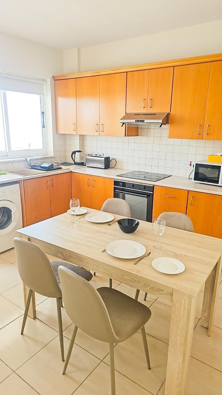 Kitchen or kitchenette, Dining area, stove