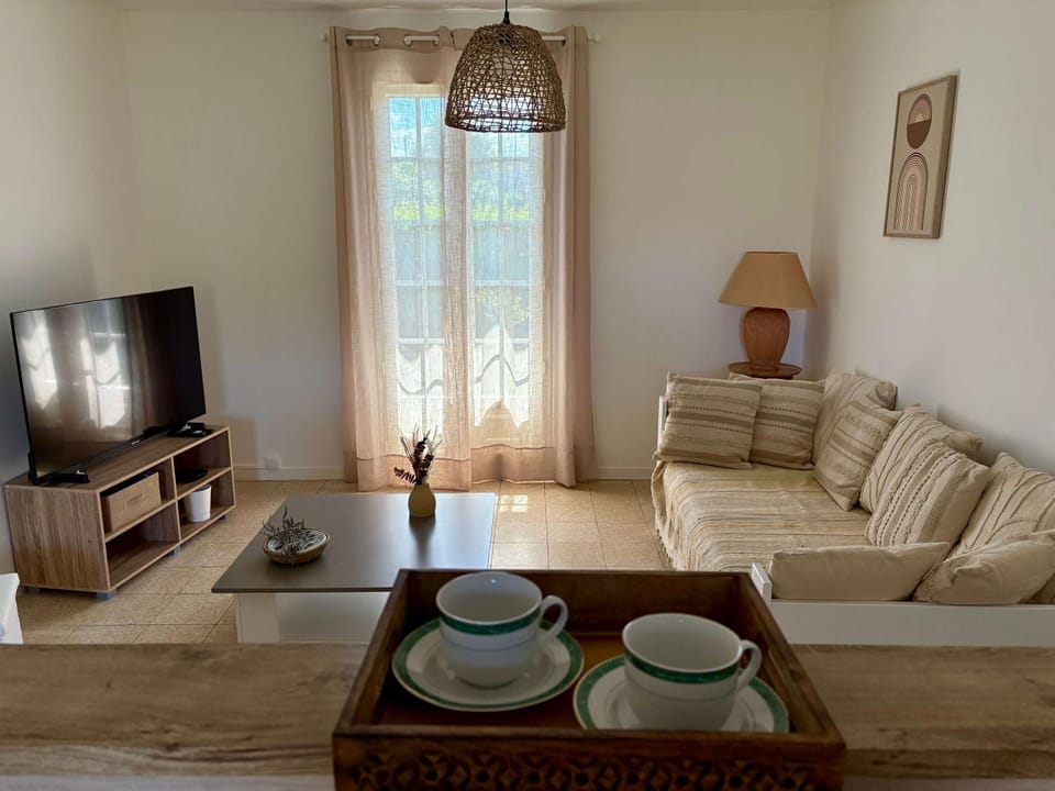 Communal lounge/ TV room, Living room, Lounge or bar, Seating area, Garden view