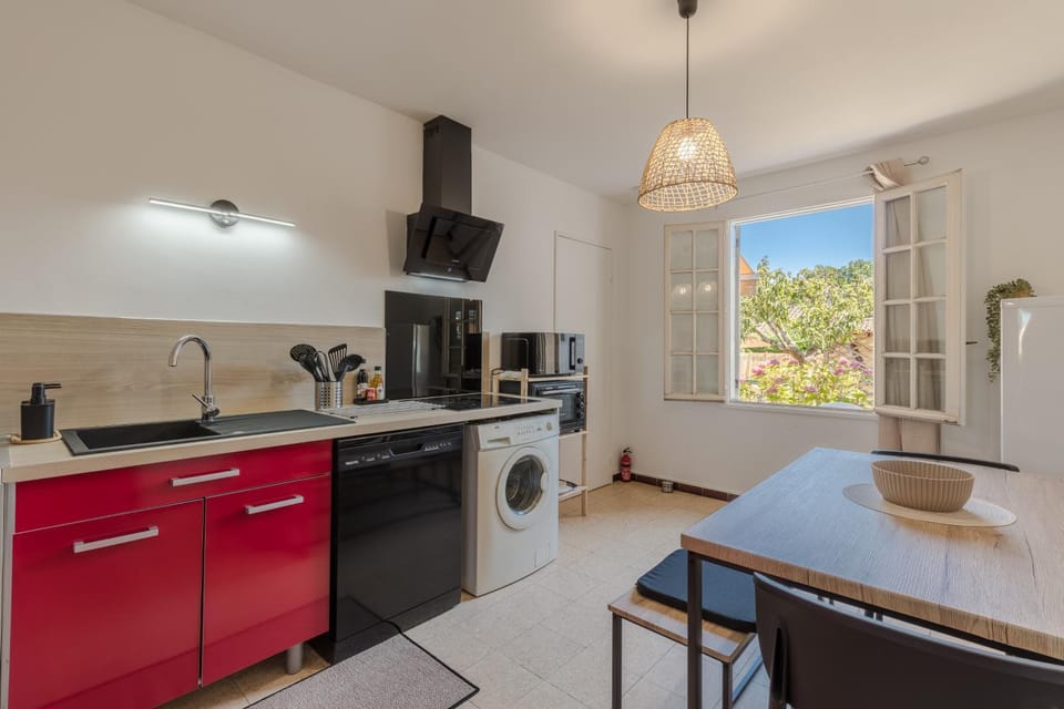 Dining area, Garden view, Meals, Breakfast, Lunch, dishwasher, microwave, oven, washing machine