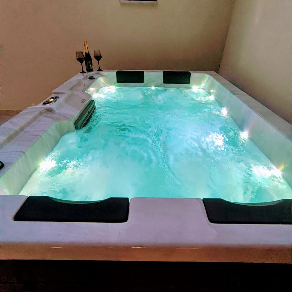 Hot Tub, Hot Tub