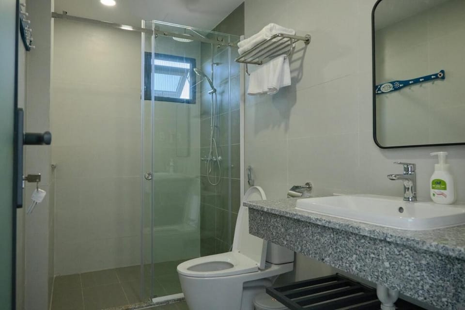 Shower, Toilet, Bathroom, towels