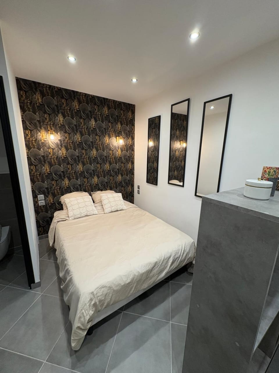Bed, Photo of the whole room, Bedroom
