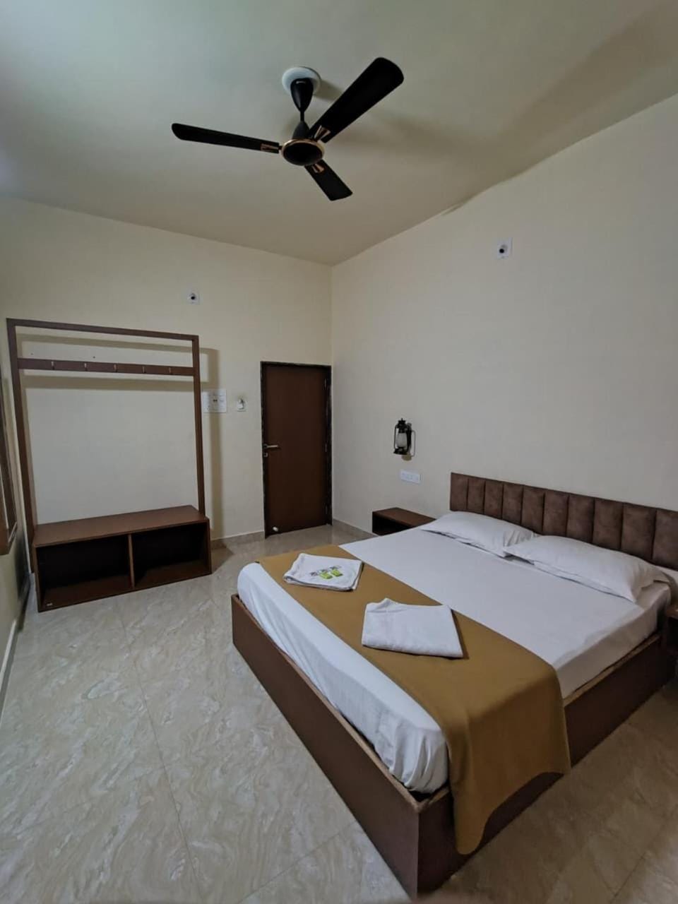 Photo of the whole room, Bedroom, towels