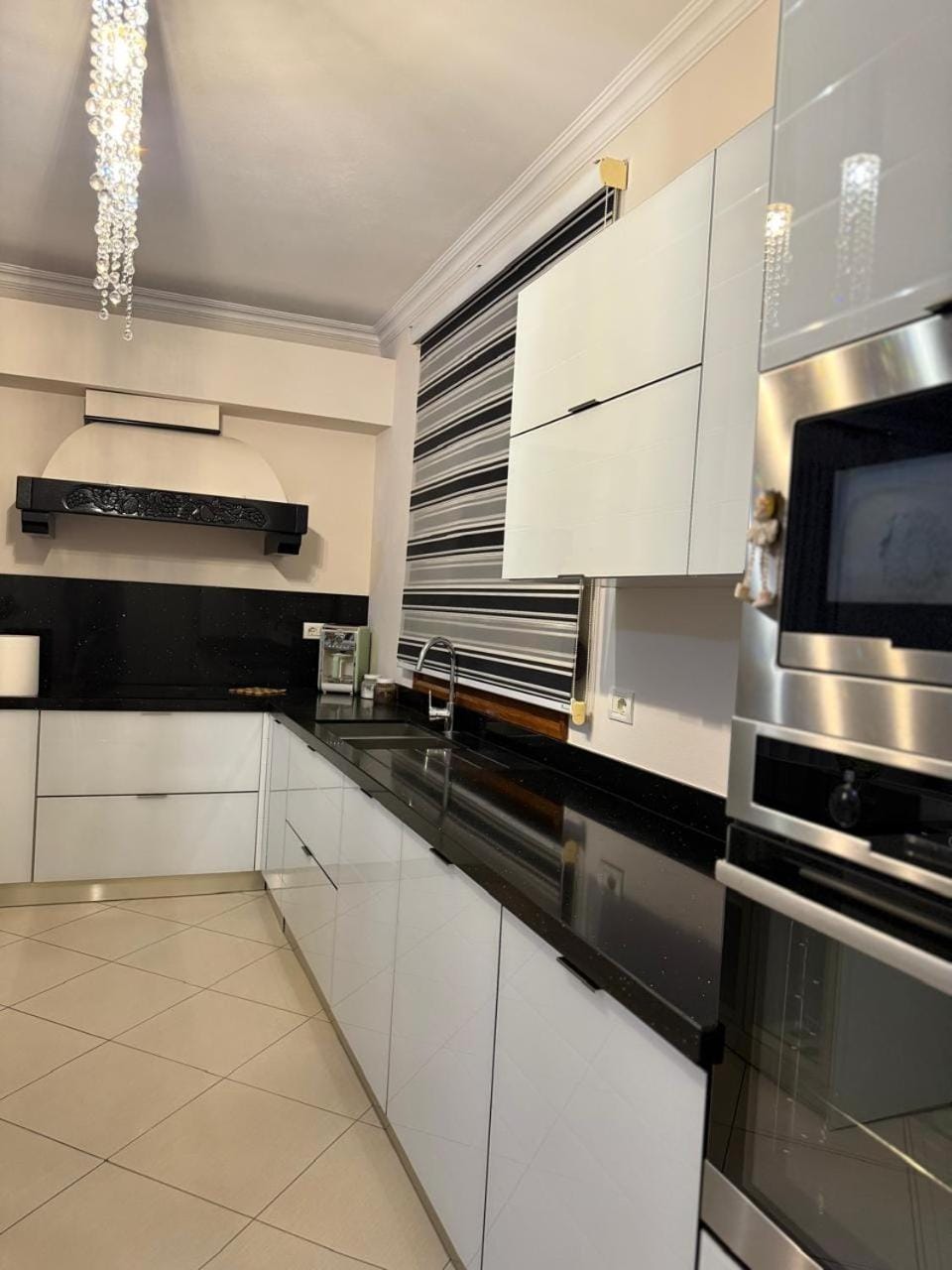 Kitchen or kitchenette, minibar