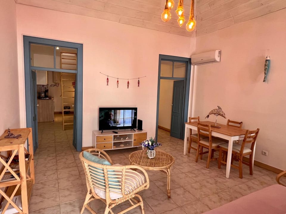 TV and multimedia, Living room, Dining area, air conditioner