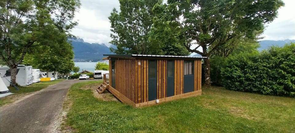 Camping Onlycamp Au Cœur du Lac - Lac d'Annecy Campground/ 
RV Resort in Sévrier