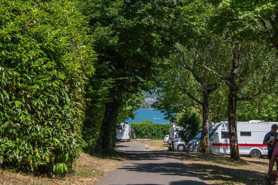 Camping Onlycamp Au Cœur du Lac - Lac d'Annecy Campground/ 
RV Resort in Sévrier