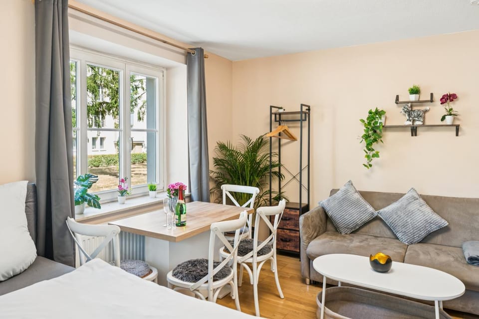 Bed, Living room, Photo of the whole room, Seating area, Dining area, Bedroom