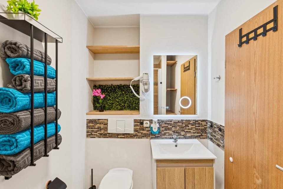 Bathroom, towels