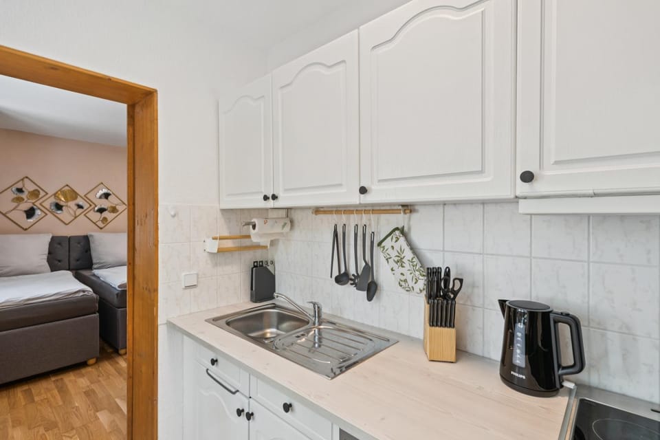 Coffee/tea facilities, Kitchen or kitchenette, Photo of the whole room, stove, toaster