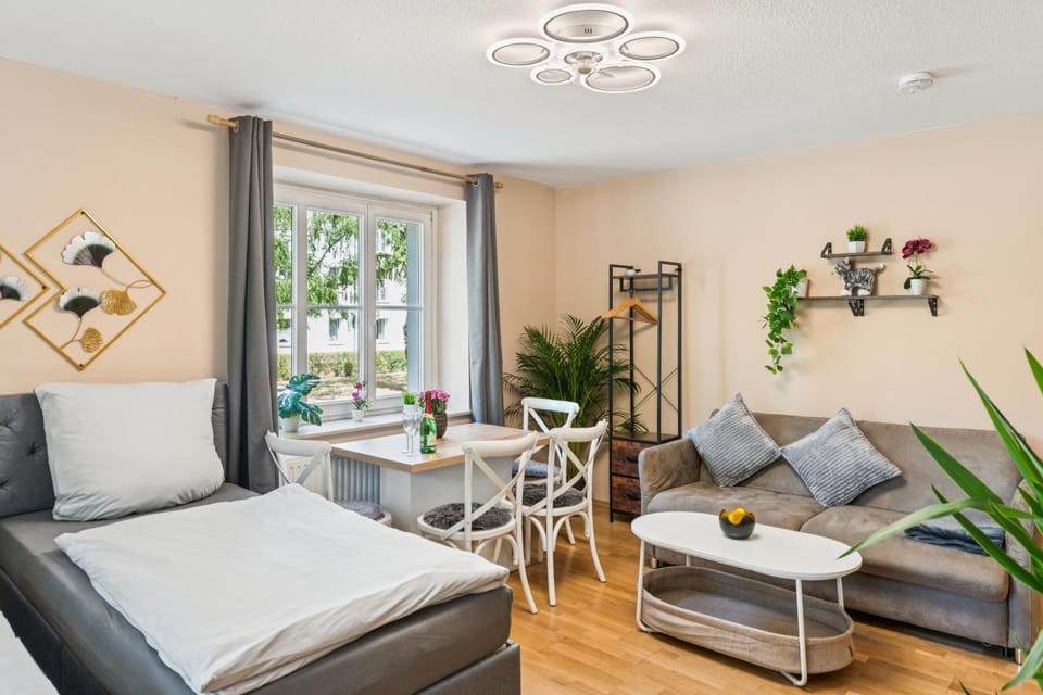 Bed, Living room, Photo of the whole room, Seating area, Dining area, Bedroom