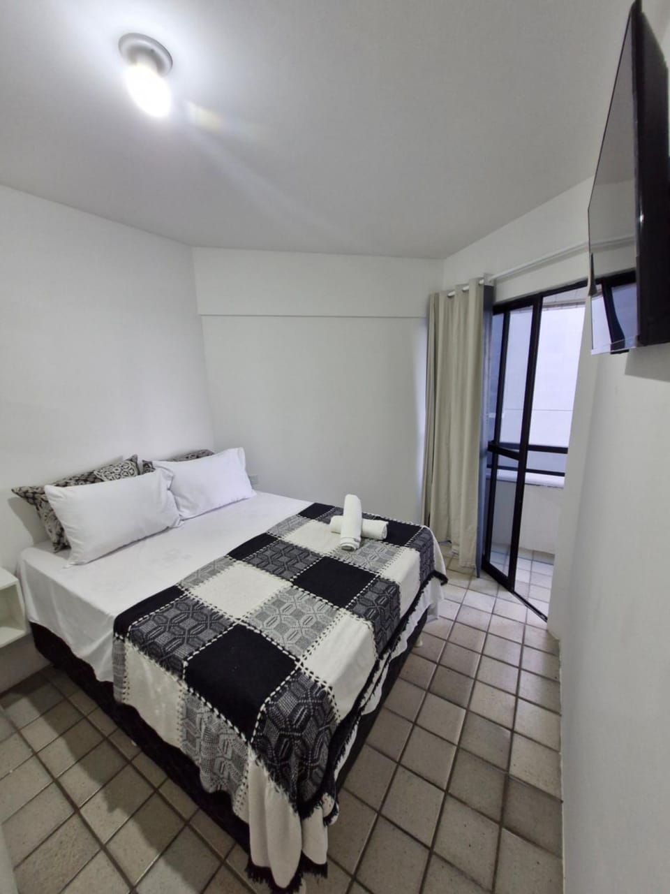 Bed, TV and multimedia, Photo of the whole room, Bedroom, towels