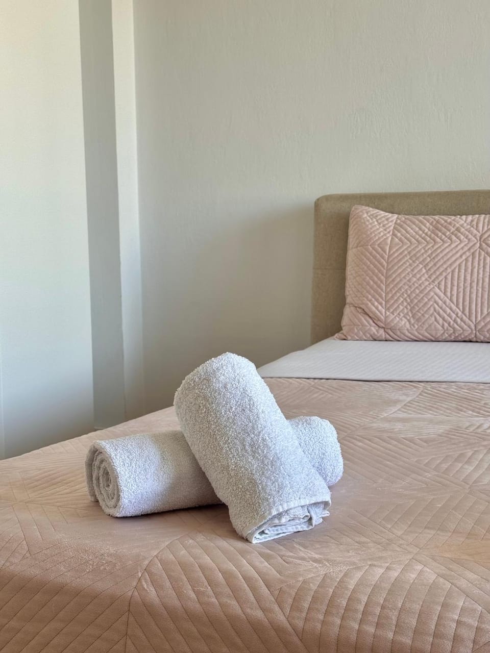 Bed, towels