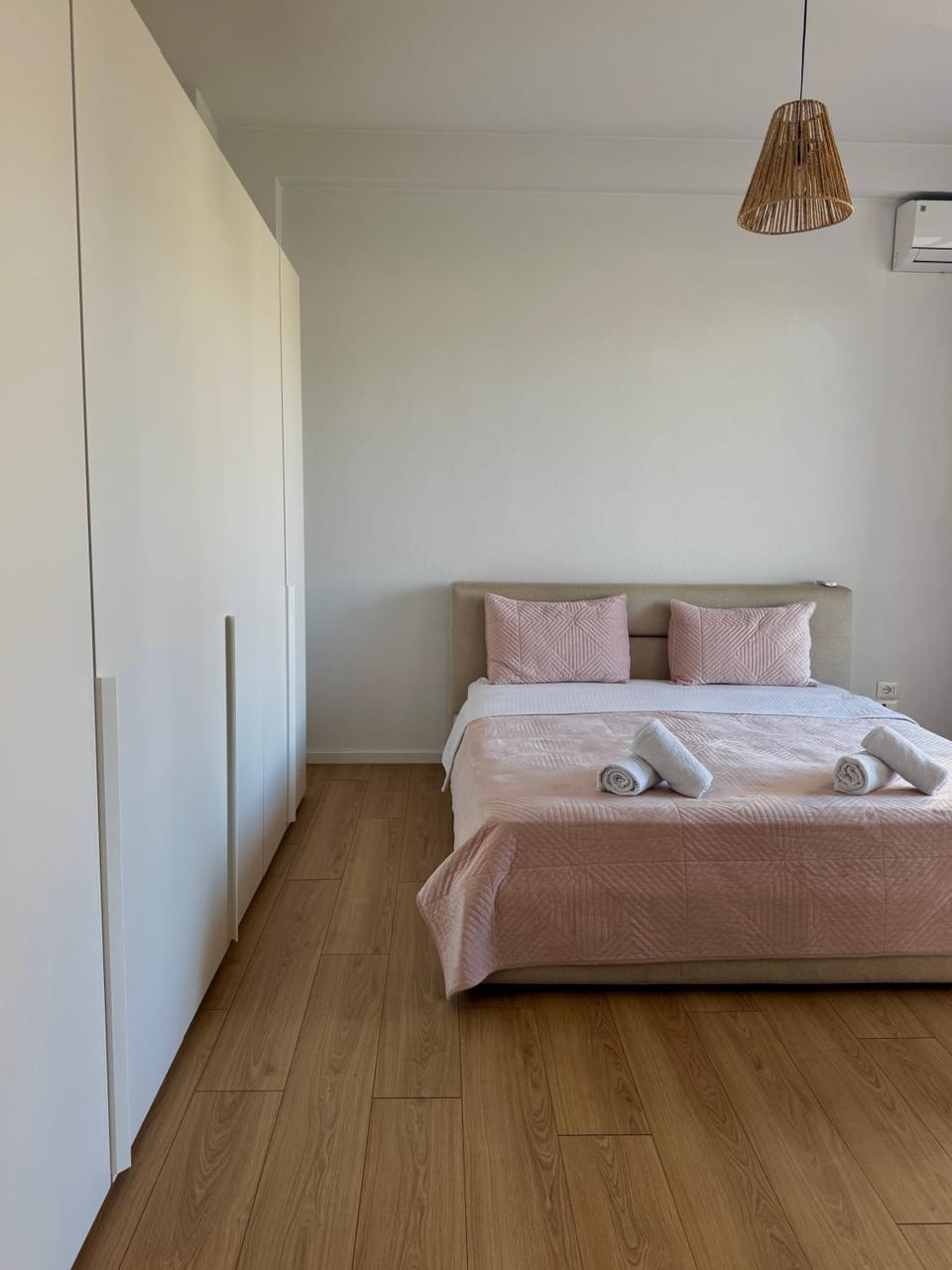 Bed, towels
