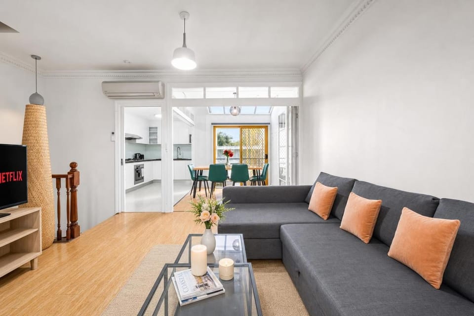 Communal lounge/ TV room, TV and multimedia, Kitchen or kitchenette, Living room, Photo of the whole room, Seating area, Dining area