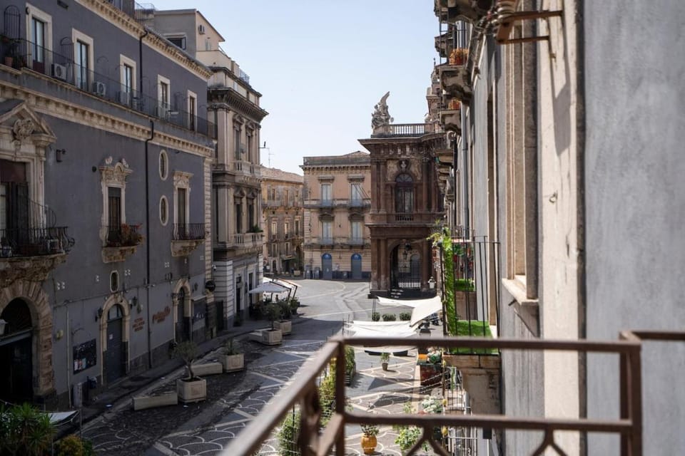 Property building, Day, Neighbourhood, City view, Street view, Location, Parking