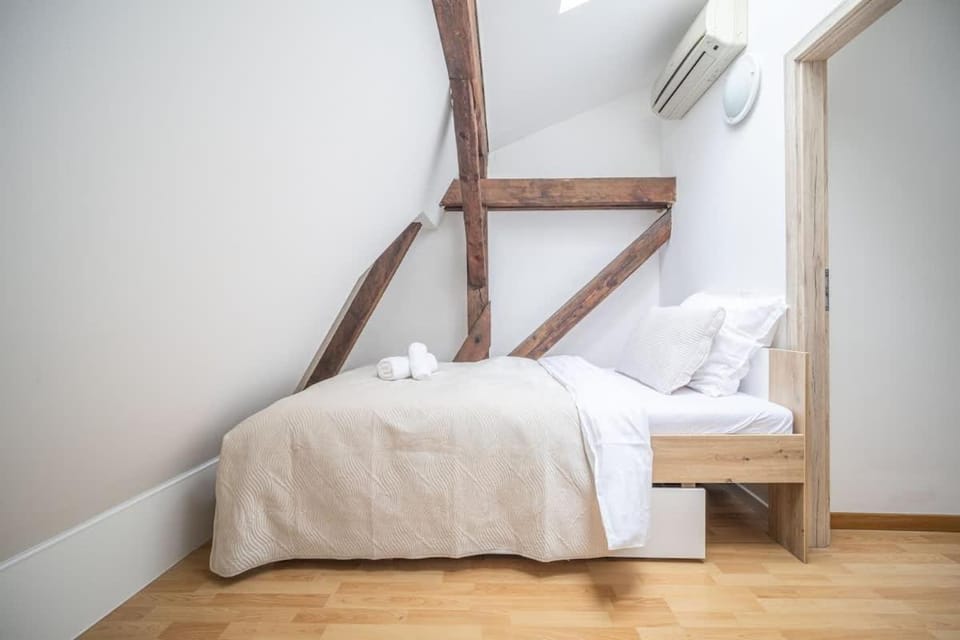 Bed, Photo of the whole room, Bedroom, towels, air conditioner