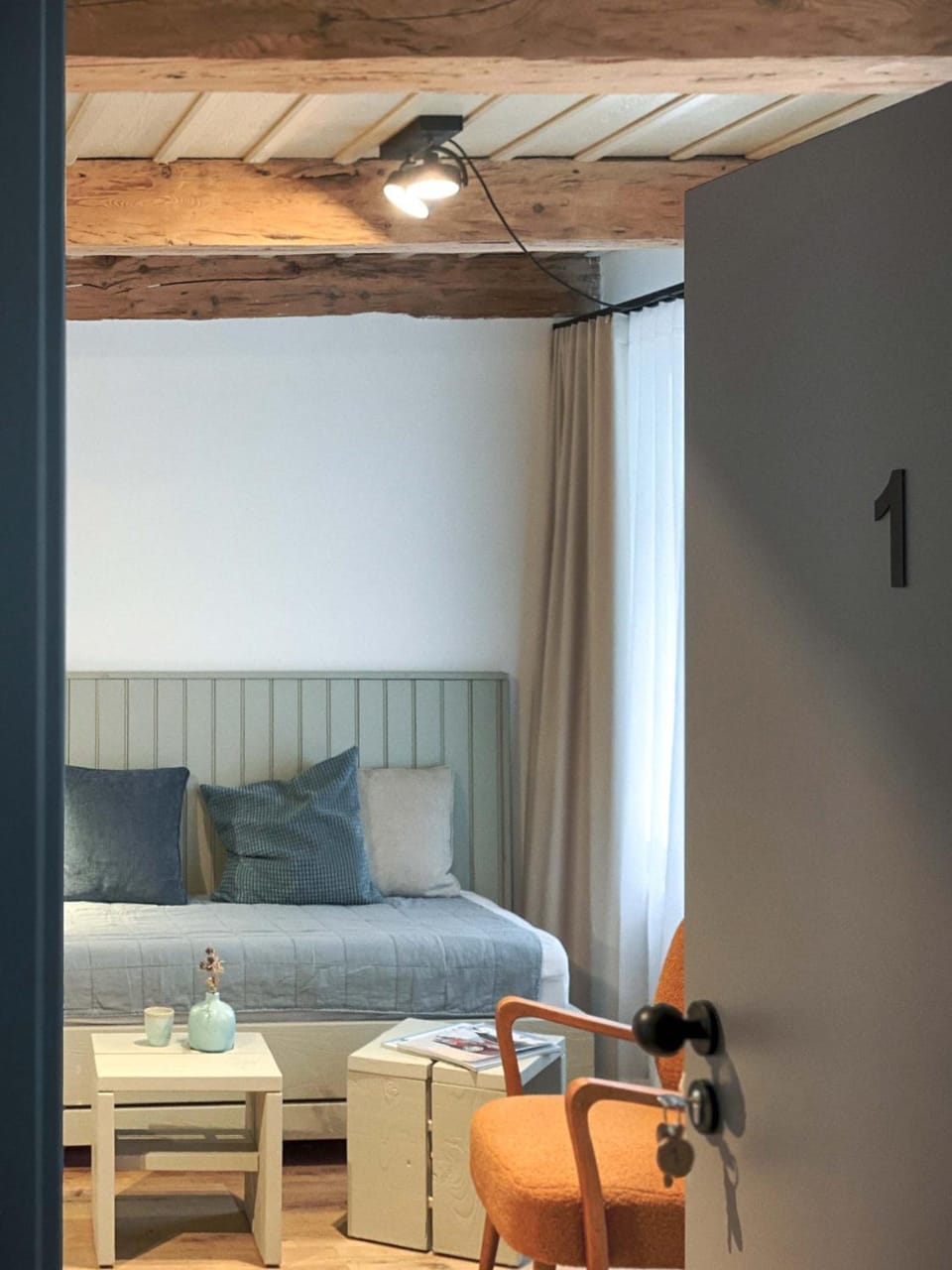 Bed, Photo of the whole room, Seating area