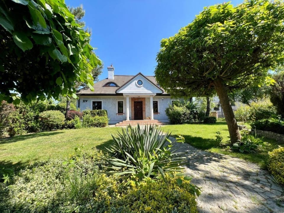 Property building, Facade/entrance, Garden, Garden view