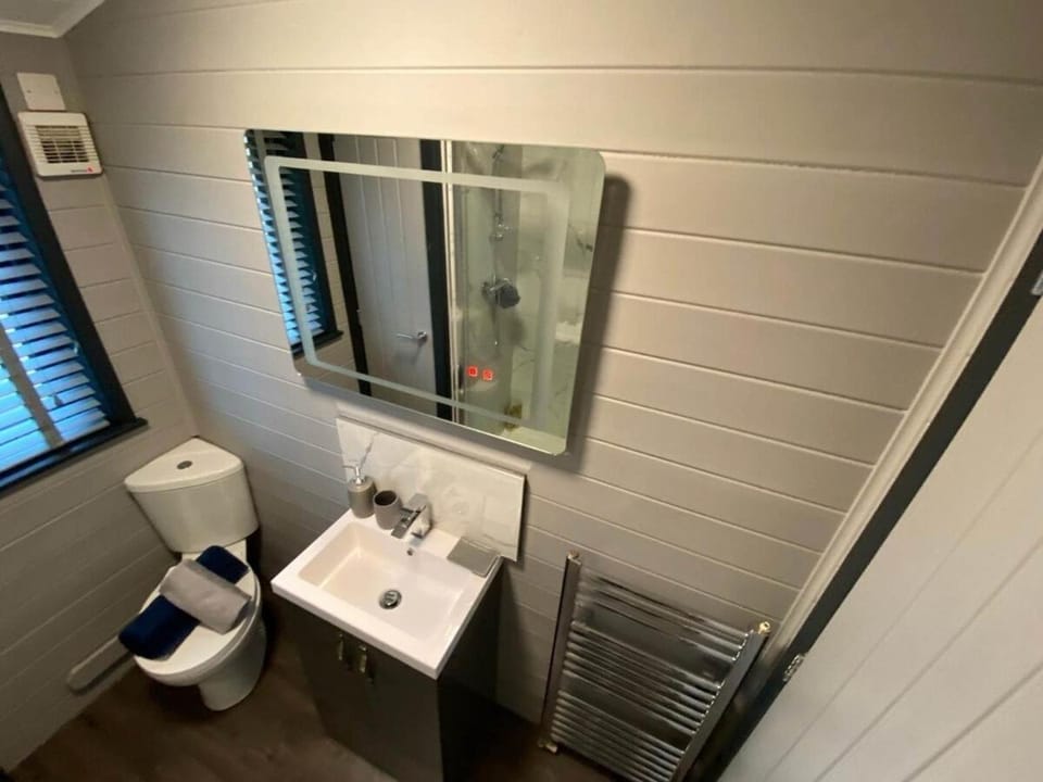 L16 - Pet Friendly Penrhyn Spa Apartment in Wales