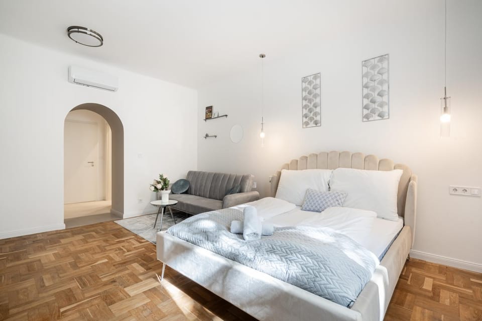 Bed, Seating area, Bedroom, towels