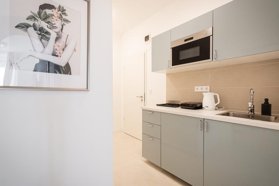 Coffee/tea facilities, Kitchen or kitchenette, microwave, stove