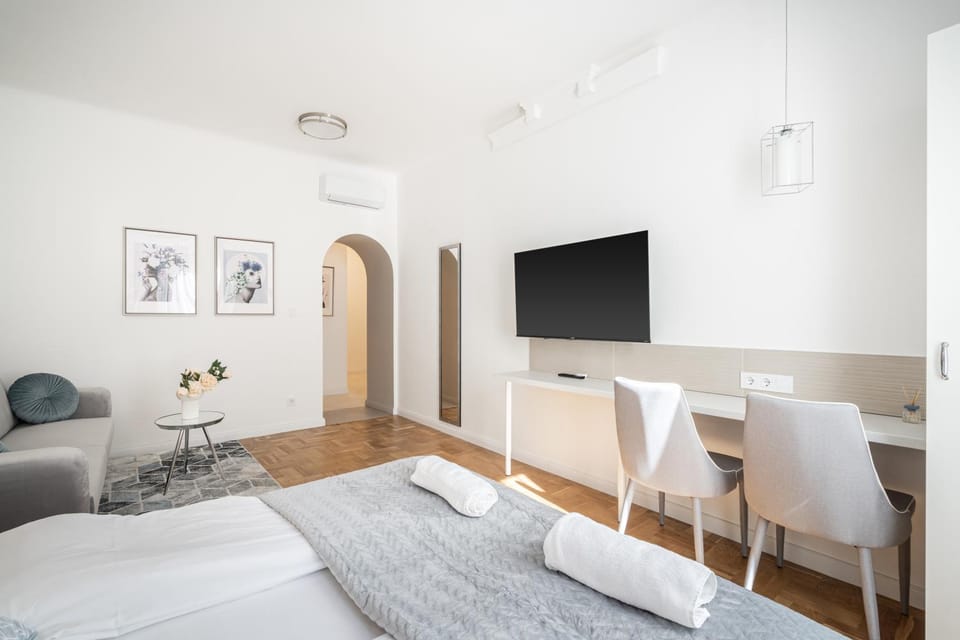 Bed, TV and multimedia, Photo of the whole room, Seating area, Evening entertainment, Bedroom