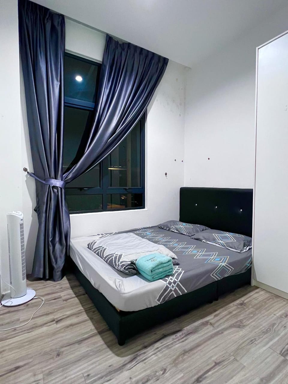 Bed, Photo of the whole room, Bedroom, towels