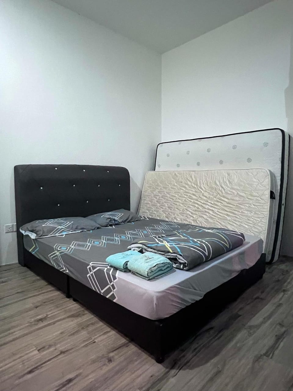Bed, Living room, Photo of the whole room, Seating area, Bedroom