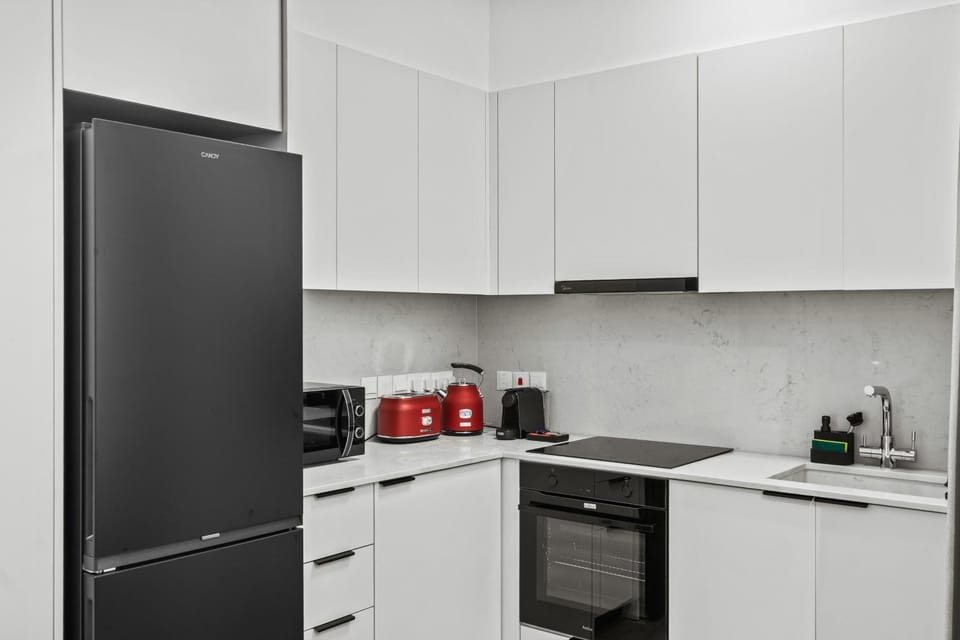 Coffee/tea facilities, Kitchen or kitchenette, microwave, stove, toaster
