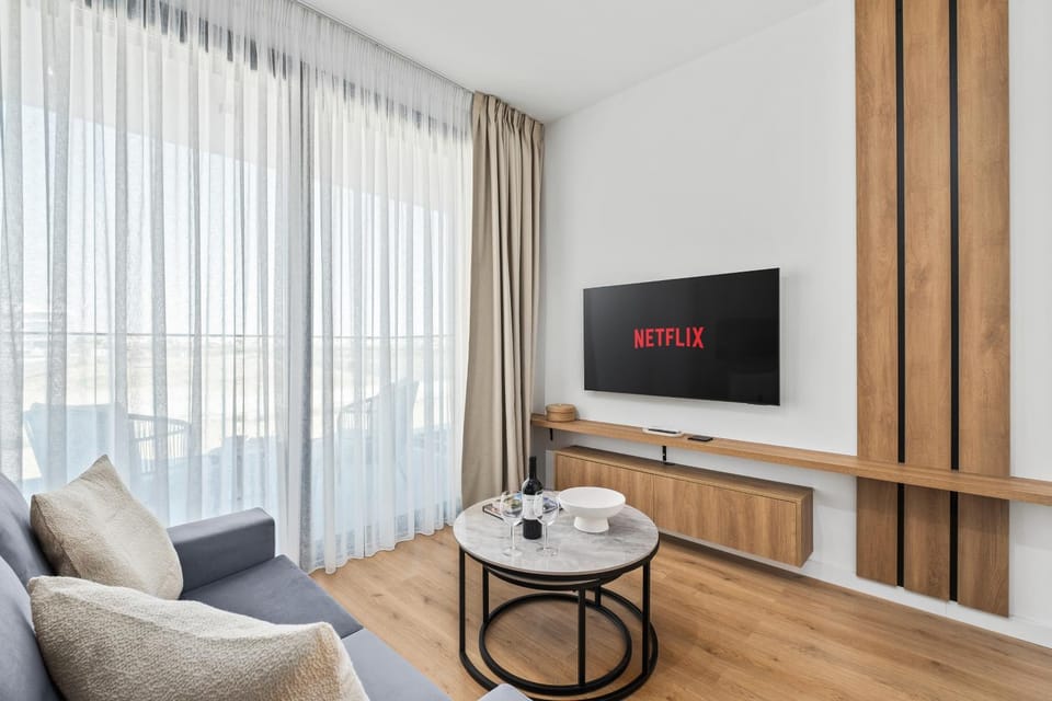 TV and multimedia, Living room, Seating area, Evening entertainment