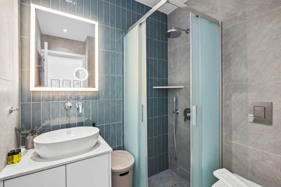 Shower, Toilet, Bathroom, towels