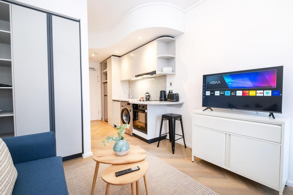 TV and multimedia, Kitchen or kitchenette, Living room, Seating area, oven, stove