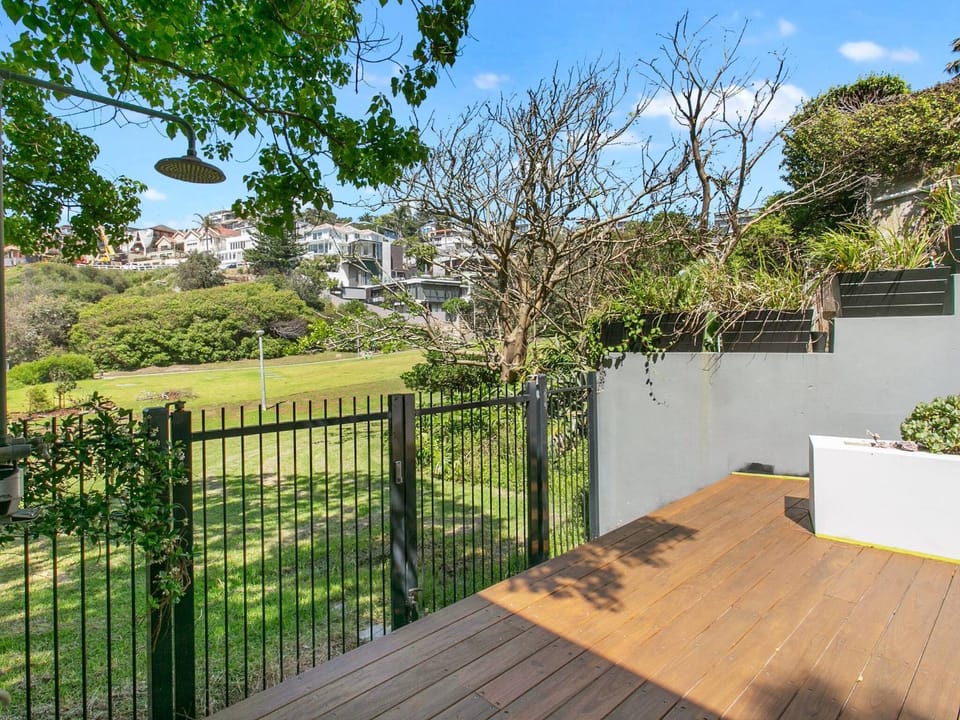 Patio, Neighbourhood, BBQ facilities, Beach