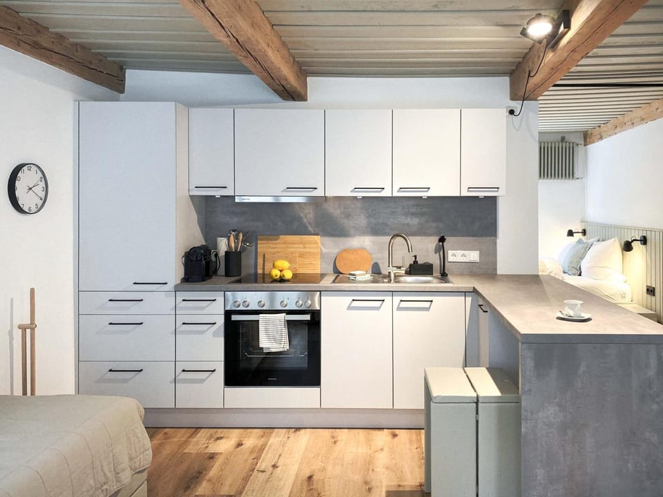 Coffee/tea facilities, Kitchen or kitchenette, stove