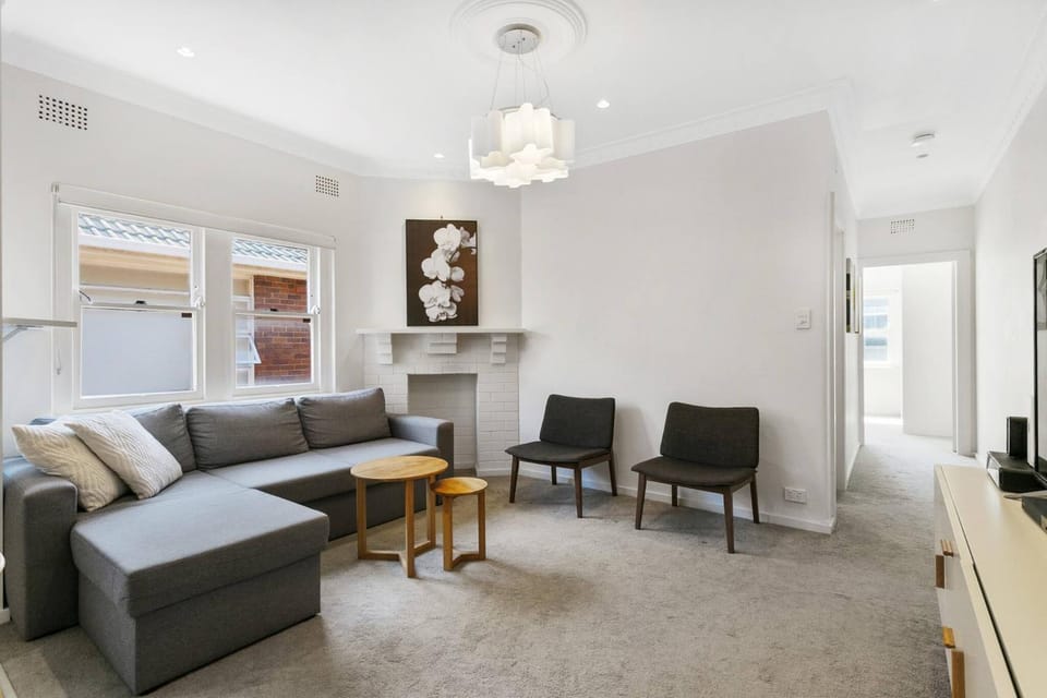 Living room, Photo of the whole room, Seating area, Guests, group of guests