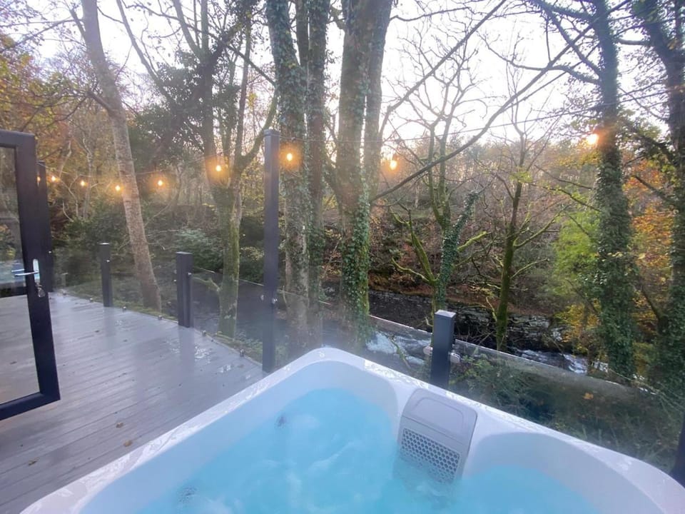 P59 - Riverstone with hot tub Apartment in Wales