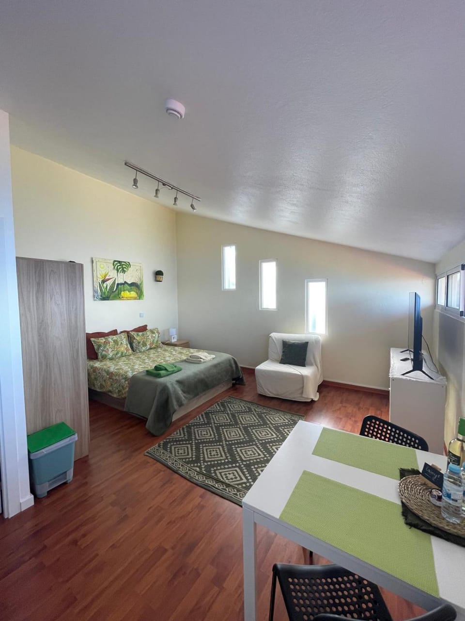 Bed, TV and multimedia, Photo of the whole room, Bedroom