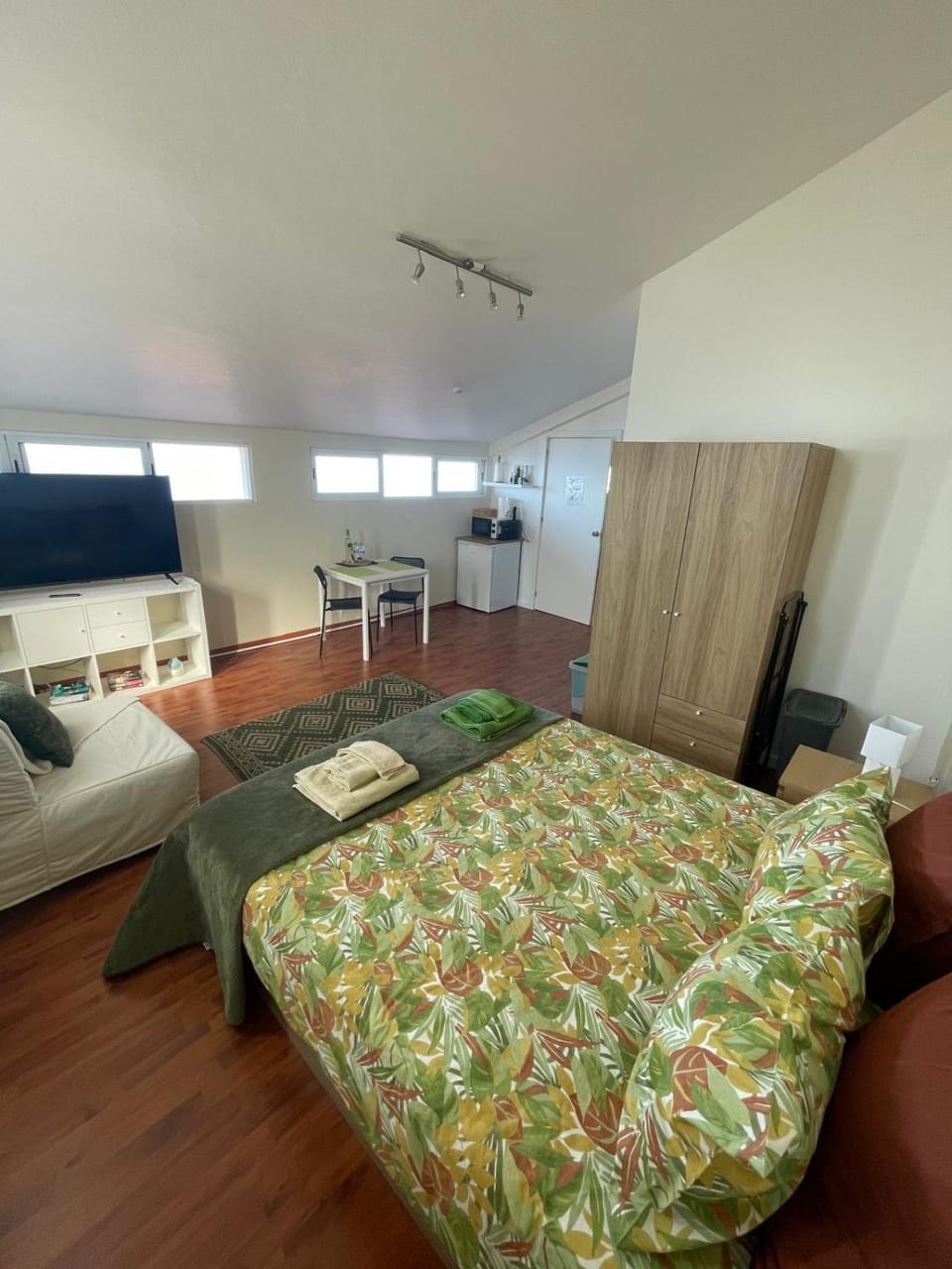 TV and multimedia, Photo of the whole room, Seating area, Bedroom