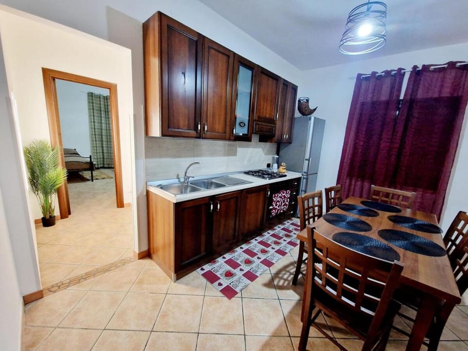 Kitchen or kitchenette, Dining area, stove