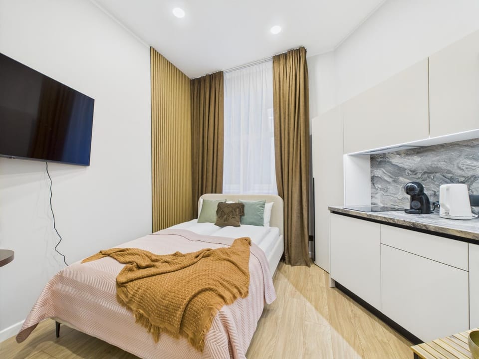 Bed, TV and multimedia, Kitchen or kitchenette, Photo of the whole room, Bedroom