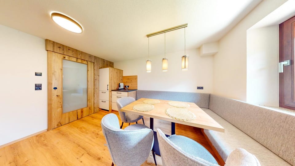 Kitchen or kitchenette, Seating area