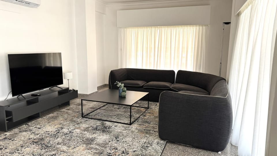 Communal lounge/ TV room, TV and multimedia, Living room, Seating area, Evening entertainment, air conditioner