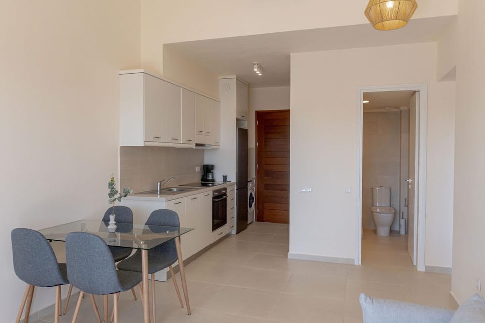 Bathroom, Photo of the whole room, Dining area, oven