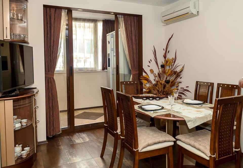 TV and multimedia, Living room, Seating area, Dining area, air conditioner