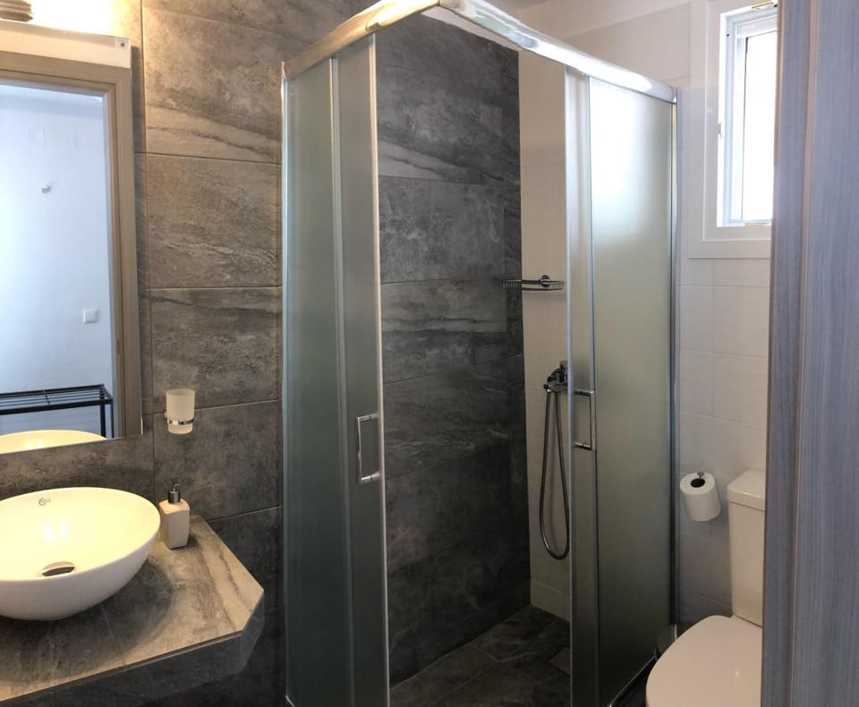 Shower, Toilet