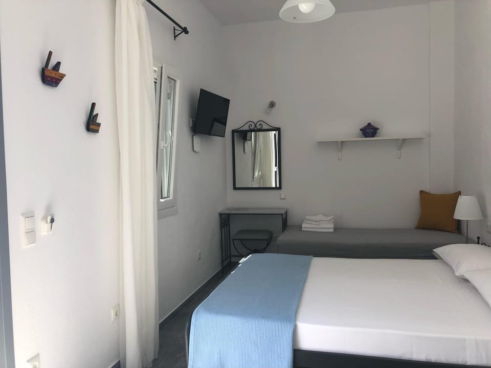 Bed, TV and multimedia, Photo of the whole room, Bedroom, towels